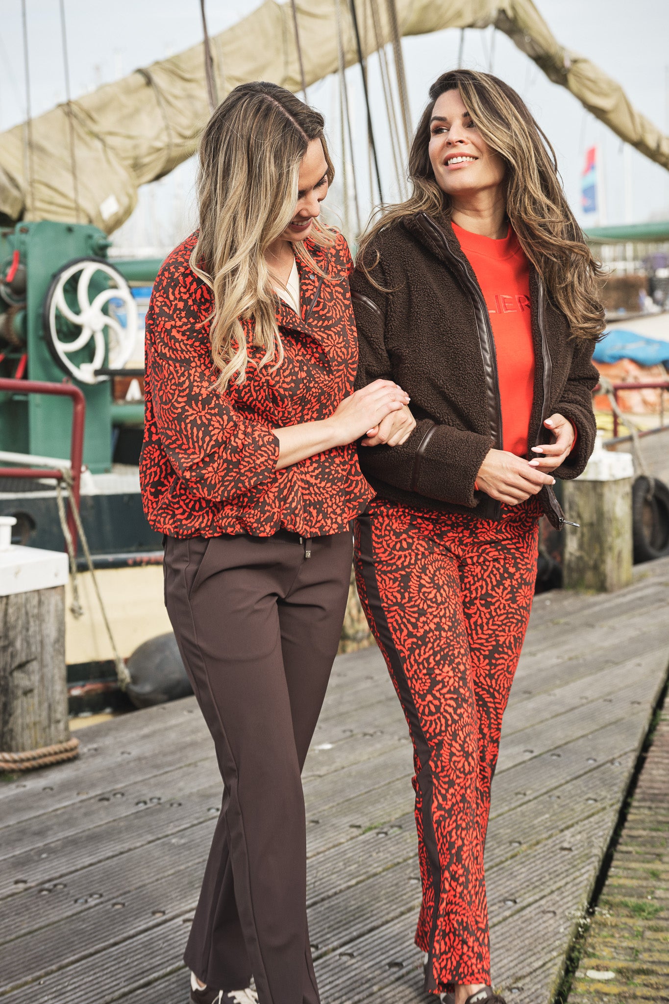 Hit | espresso-red