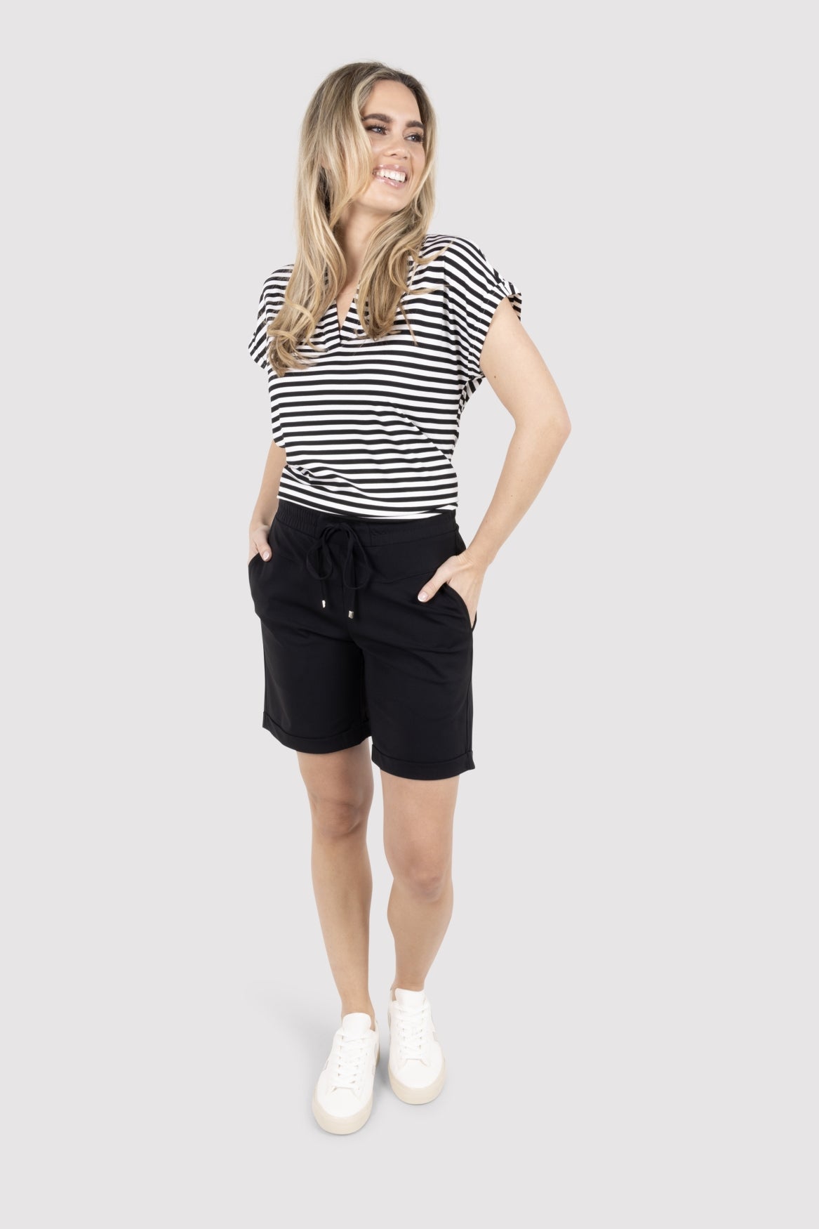 Margot | black-white