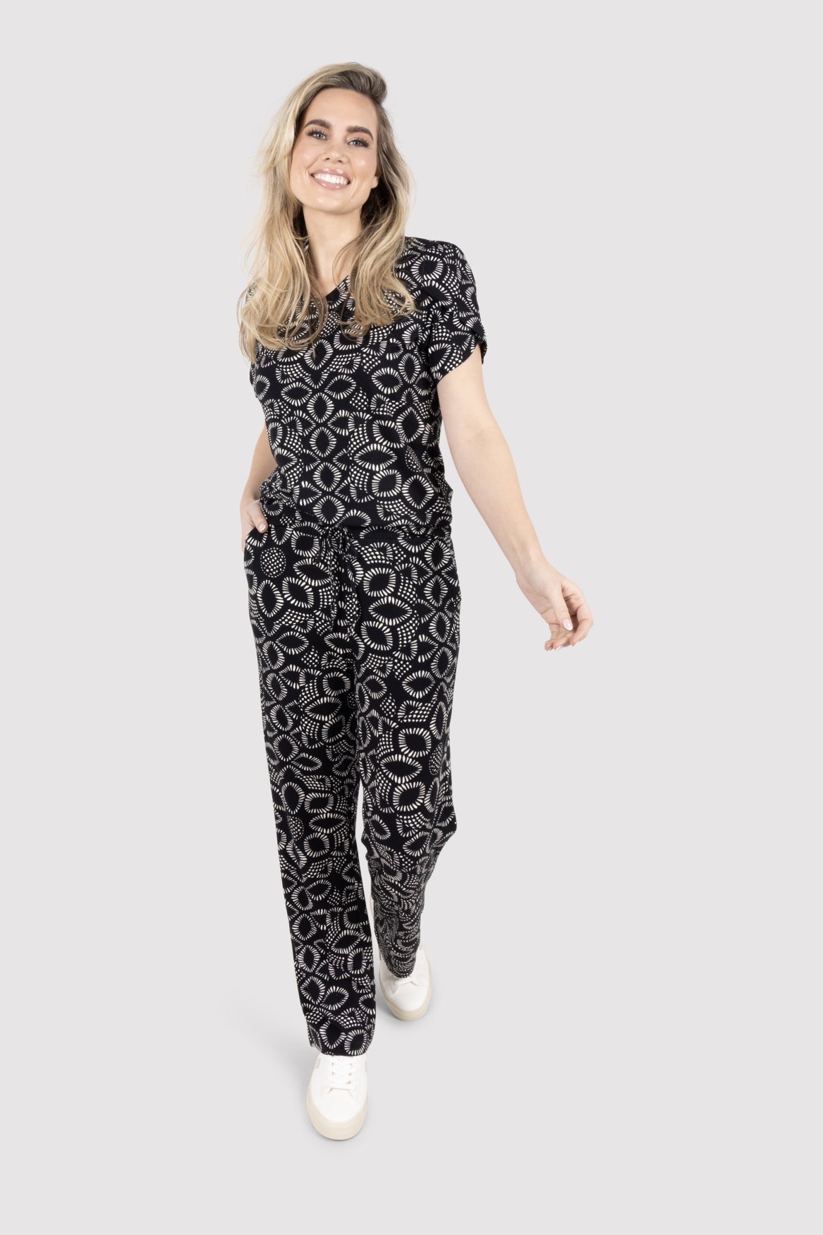 Astrid | black