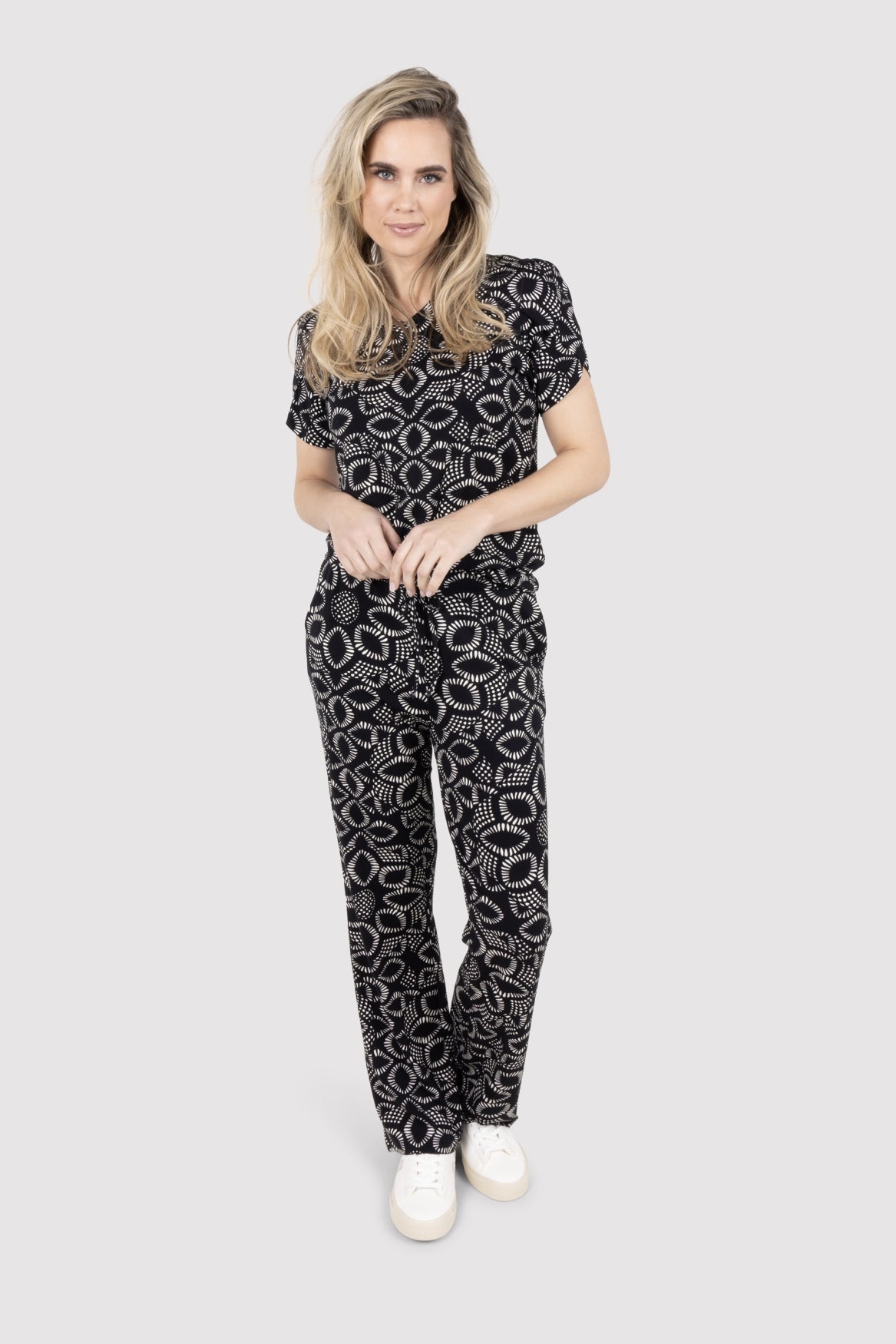 Astrid | black